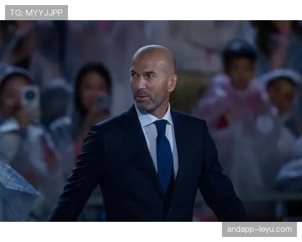 齐达内足球智慧体现于战术理解与临场决策的持续提升 齐达内足球智慧体现于战术理解与临场决策的持续提升