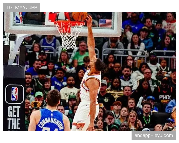 米德尔顿无球跑动拉开空间，三分效率提升改变雄鹿进攻结构