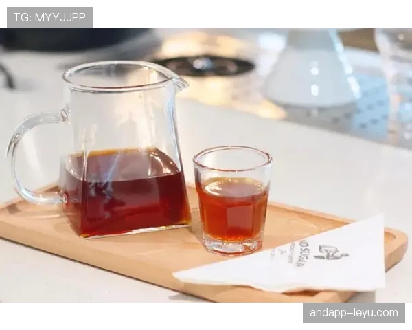 陶菲克训练完随手买杯咖啡都要被围观，这退役生活也太招摇了